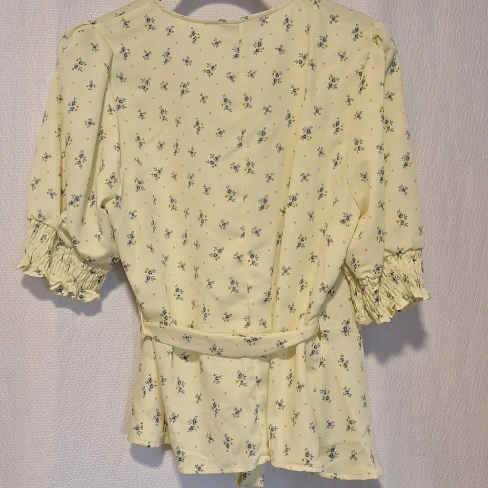 BCBGeneration Ditsy Floral , Wrap Top size Medium.. NWT - Picture 6 of 12